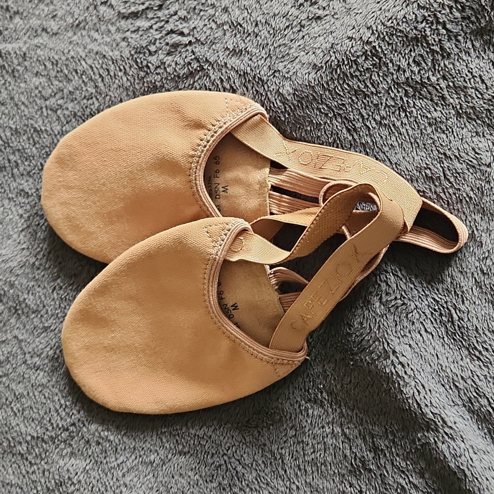 Capezio Women's Canvas Pirouette Dance Shoe Nude Size M